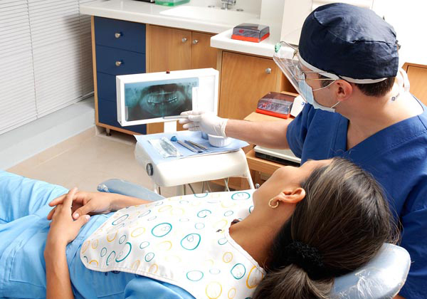 Dentista ofreciendo consulta